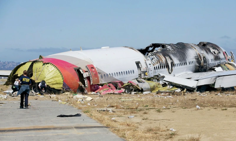 Un Boeing 777-200ER de Asiana choc contra el suelo en el aeropuerto de San Francisco el 6 de julio de 2013, en el curso de una aproximacin visual directa a la pista 28L, donde el sistema de aterrizaje instrumental estaba fuera de servicio. La aeronave se aproxim a altitud ligeramente superior a la correcta. En un intento de aumentar la velocidad de descenso, el piloto al mando seleccion un modo de piloto automtico (P/A) de velocidad de cambio de nivel de vuelo. Esta accin provoc que el avin iniciara un ascenso, no un descenso, porque la aeronave estaba por debajo de la altitud seleccionada. El piloto desconect el P/A y movi las palancas de empuje de los motores a ralent, lo que provoc que el acelerador automtico (A/T) cambiara a un modo en el cual ya no controlaba la velocidad aerodinmica de la aeronave. No advirtieron el cambio de modo del A/T.  La tendencia decreciente de la velocidad aerodinmica continu y, a 200 pies de altura sobre la pista, la tripulacin se dio cuenta de la baja velocidad aerodinmica y tambin de lo bajo que iban respecto a la senda de planeo correcta. A 30 m. del suelo intentaron abortar el aterrizaje e irse al aire, pero a esa altura el avin no tena capacidad para realizar ese cambio. El informe oficial del accidente refleja como factores causales la dependencia de los tripulantes sobre la automatizacin de la aeronave y las lagunas de conocimiento que tenan sobre algunos modos automticos de vuelo. Lamentablemente, el sistema Autoland del 777 hubiera aterrizado el avin de forma automtica si el equipo instrumental de guiado de la pista 28L hubiera estado en servicio ese da. Fuente: NTSB/AAR-14/01 PB2014-105984).